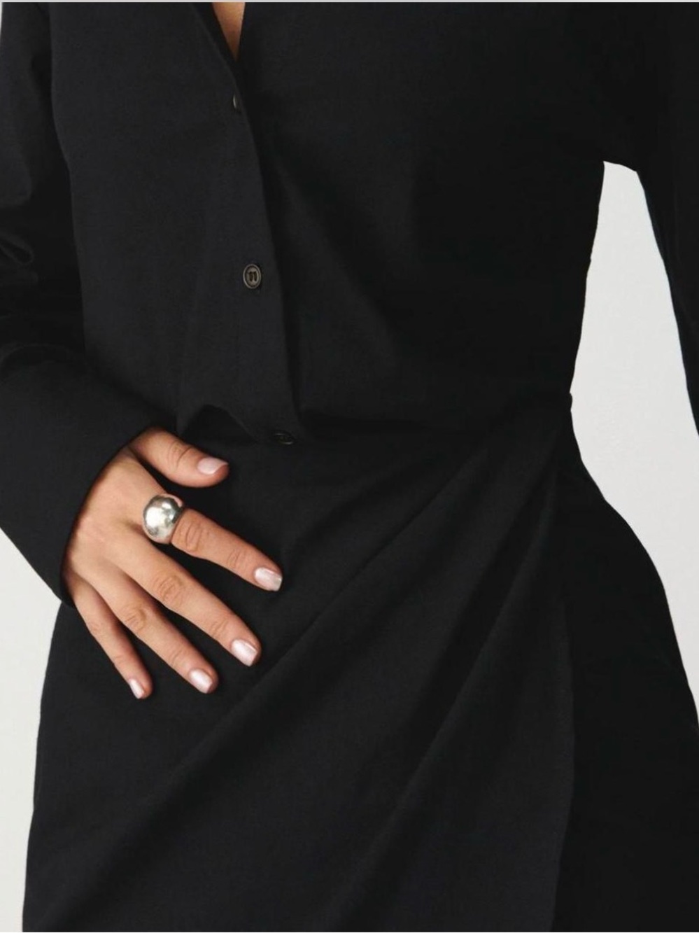 Reformation Weston Dress in black. 
Black minidress with long sleeves and button - Picture 3 of 8